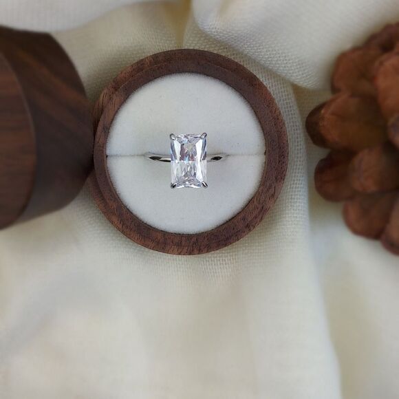 925 Silver Rectangular Cubic Zircon Engagement Ring - Picture 3 of 9